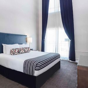 Jacuzzi Suite 1 King Bed Kitchenette